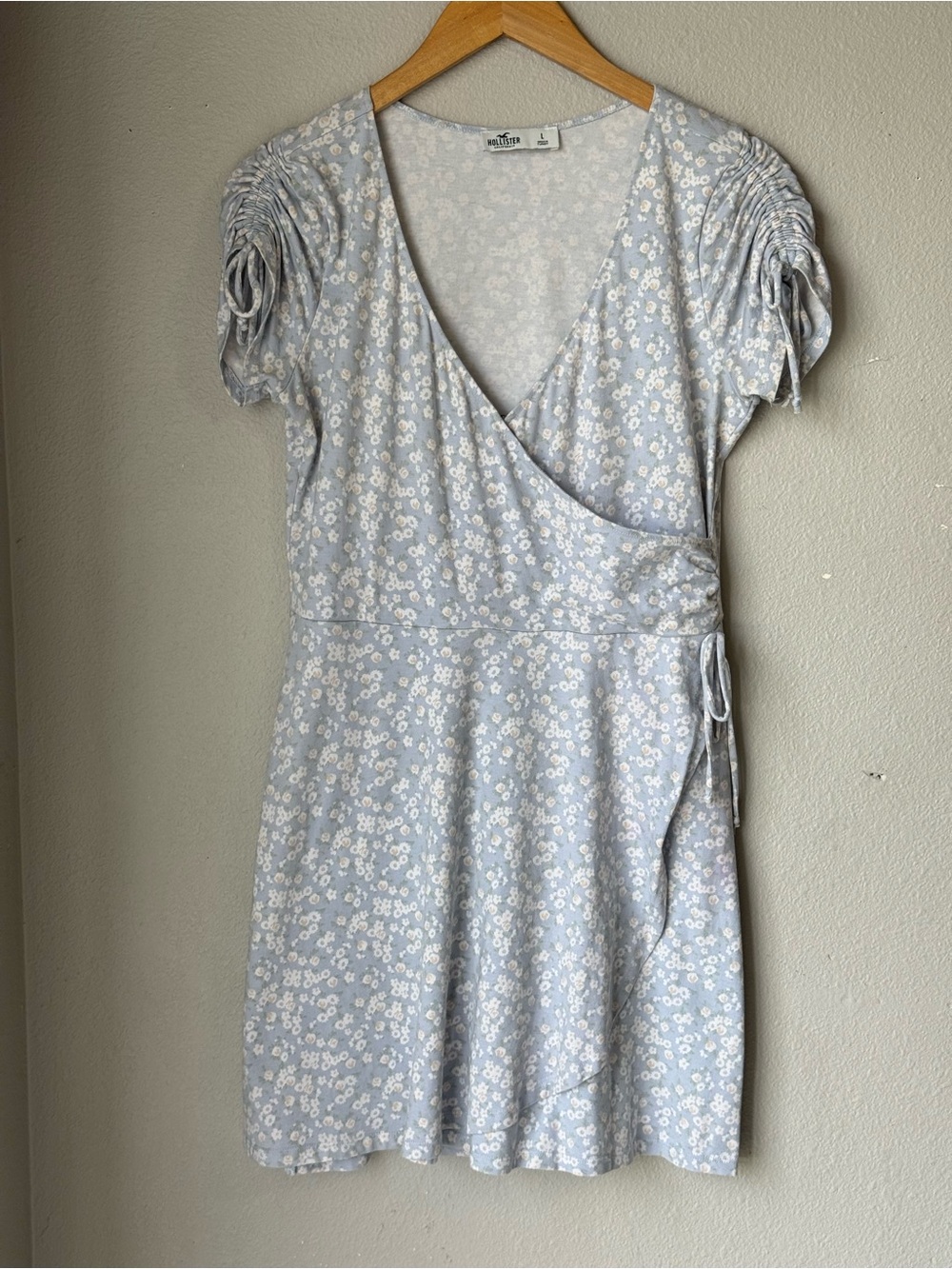 Hollister Light Blue Ditsy Floral Wrap Mini Dress Women’s Size L Ruched Sleeves